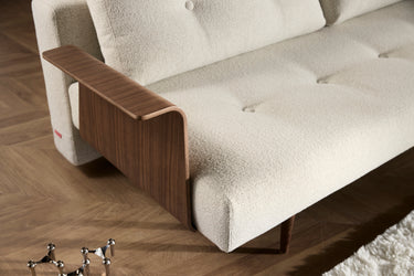 Recast Dark Styletto sovesofa med armlæn i 357 Taura Off White i en stue