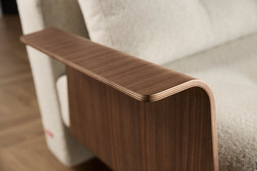 Recast Dark Styletto sovesofa med armlæn i 357 Taura Off White i en stue, billede 2
