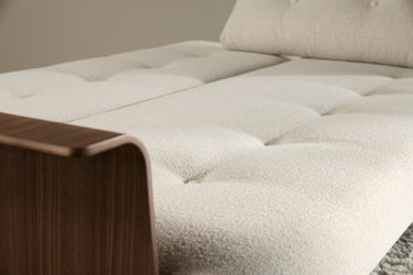 Recast Dark Styletto sovesofa med armlæn i 357 Taura Off White i en stue, billede 3