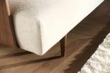 Recast Dark Styletto sovesofa med armlæn i 357 Taura Off White i en stue, billede 4