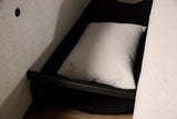 Recast Dark Styletto sovesofa med armlæn i 357 Taura Off White i en stue, billede 6