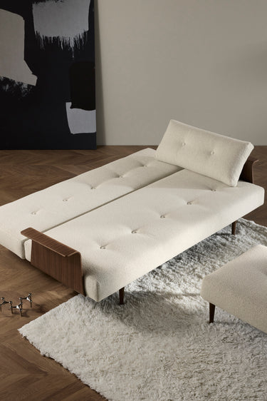 Recast Dark Styletto sovesofa med armlæn i 357 Taura Off White i en stue, billede 7
