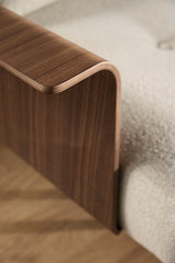Recast Dark Styletto sovesofa med armlæn i 357 Taura Off White i en stue, billede 8