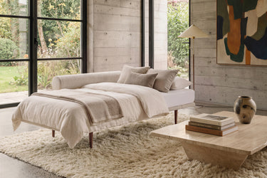 Rollo Styletto daybed med Spring madras i 357 Taura Off White i en stue, billede 2