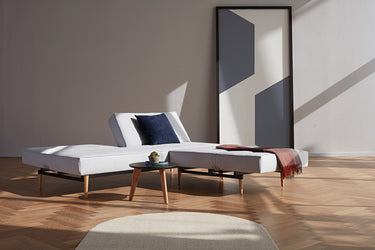 Splitback Styletto Light Wood sovesofa i en stue, billede 3