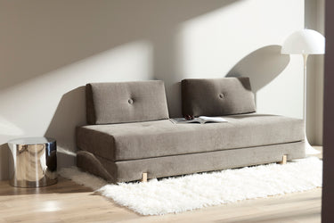 Sigmund Drip daybed i 411 Esina Cedar Brown i en stue