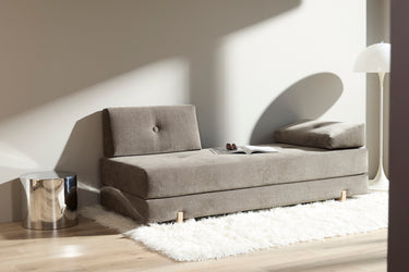 Sigmund Drip daybed i 411 Esina Cedar Brown i en stue, billede 3