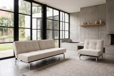 Splitback Chrome sovesofa i en stue, billede 2
