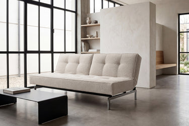 Splitback Chrome sovesofa i 357 Taura Off White i en stue