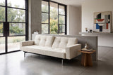 Splitback Chrome sovesofa med armlæn i 357 Taura Off White i en stue