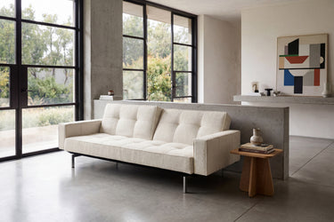 Splitback Chrome sovesofa med armlæn i 357 Taura Off White i en stue
