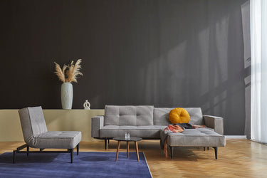 Splitback Styletto Black Wood sovesofa med armlæn i 521 Mixed Dance Grey i en stue