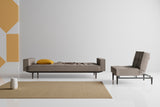 Splitback Styletto Black Wood sovesofa med armlæn i 521 Mixed Dance Grey i en stue, billede 8