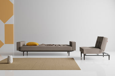 Splitback Styletto Black Wood sovesofa med armlæn i 521 Mixed Dance Grey i en stue, billede 8