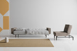 Splitback Styletto Black Wood sovesofa med armlæn i 521 Mixed Dance Grey i en stue, billede 9