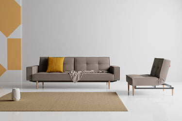 Splitback Styletto Light Wood sovesofa med armlæn i 521 Mixed Dance Grey i en stue
