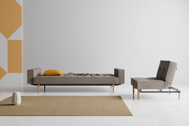 Splitback Styletto Light Wood sovesofa med armlæn i 521 Mixed Dance Grey i en stue, billede 4