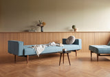 Splitback Styletto Dark Wood sovesofa med armlæn i 525 Mixed Dance Light Blue i en stue, billede 3