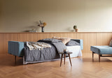 Splitback Styletto Dark Wood sovesofa med armlæn i 525 Mixed Dance Light Blue i en stue, billede 5