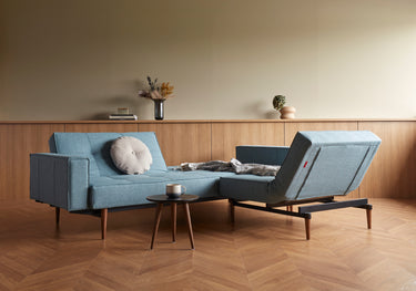 Splitback Styletto Dark Wood sovesofa med armlæn i 525 Mixed Dance Light Blue i en stue, billede 4