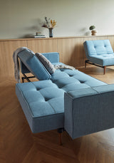 Splitback Styletto Dark Wood sovesofa med armlæn i 525 Mixed Dance Light Blue i en stue, billede 6