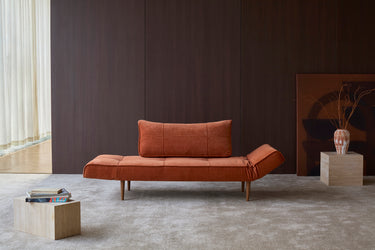 Zeal Styletto daybed i 412 Esina Rust Orange i en stue, billede 2