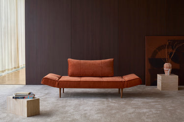 Zeal Styletto daybed i 412 Esina Rust Orange i en stue, billede 3