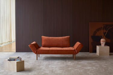 Zeal Styletto daybed i 412 Esina Rust Orange i en stue, billede 5