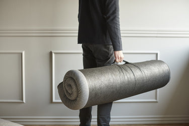 Topmadras fra Innovation Living bæres i opbevaringsposen