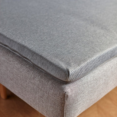 Topmadras fra Innovation Living lagt på en sovesofa