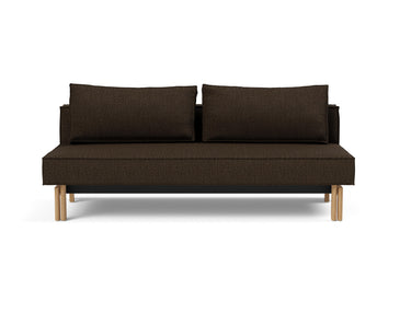 Sly Wood sovesofa i 358 Taura Chocco, set forfra