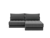 Akello sovesofa med chaiselong i 852 Mahoga Seal Grey, set forfra