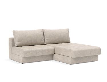 Akello sovesofa med chaiselong i 280 Avella Sand, set skråt forfra
