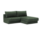 Akello sovesofa med chaiselong i 281 Avella Pine Green, set skråt forfra