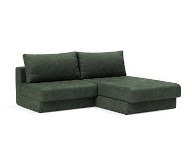 Akello sovesofa med chaiselong i 281 Avella Pine Green, set skråt forfra
