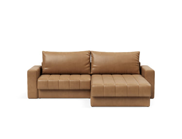Akello sovesofa med chaiselong og armlæn i 551 Faunal Brown, set forfra