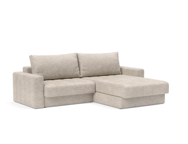 Akello sovesofa med chaiselong og armlæn i 280 Avella Sand, set skråt forfra