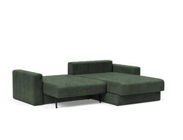 Akello sovesofa med chaiselong og armlæn i 281 Avella Pine Green, slået ud til seng