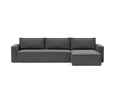 Newilla sovesofa med chaiselong i 852 Mahoga Seal Grey, set forfra