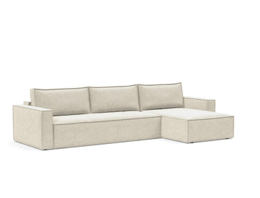 Newilla sovesofa med chaiselong i 357 Taura Off White, set skråt forfra