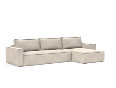 Newilla sovesofa med chaiselong i 594 Corduroy Ivory, set skråt forfra