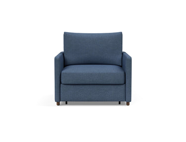 Neah stol med slim armlæn i 302 Weda Blue, set forfra