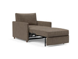 Neah stol med slim armlæn i 411 Esina Cedar Brown, med sædet trukket ud som lounger