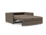 Neah 140 sovesofa med slim armlæn i 411 Esina Cedar Brown, slået ud til seng
