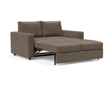 Neah 140 sovesofa med standard armlæn i 411 Esina Cedar Brown, med sædet trukket ud som lounger