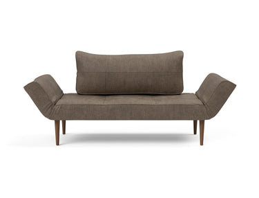 Zeal Styletto daybed i 411 Esina Cedar Brown, set forfra