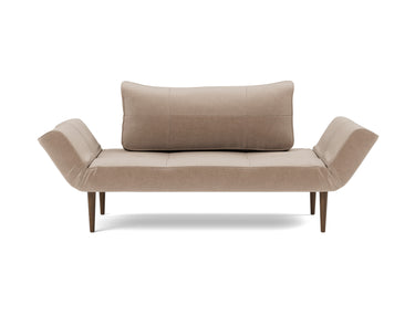 Zeal Styletto daybed i 417 Esina Mocha, set forfra