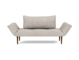 Zeal Styletto daybed i 471 Yuveno Sand, set forfra