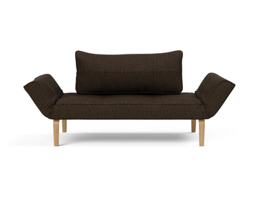 Zeal Bow daybed i 358 Taura Chocco, set forfra