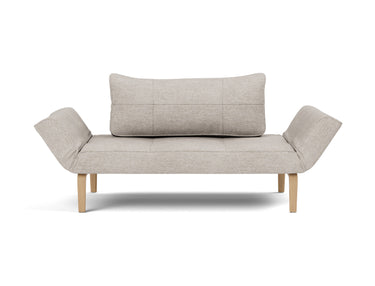 Zeal Bow daybed i 471 Yuveno Sand, set forfra